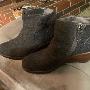 BOOTIE. Dr. Scholl’s sustainable comfort Noelle wedge. Grey flannel,zipper sides